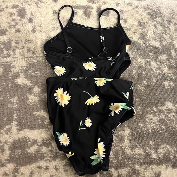 Old Navy Girls One-Piece Black Daisy Pattern Swimsuit  XS (5) - Picture 3 of 3